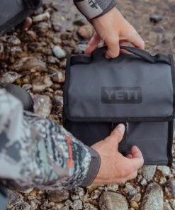 YETI Portable Coolers Daytrip Lunch Bag, Navy 27 YETI Portable Coolers Daytrip Lunch Bag, Navy -Weber Online Store 43642365