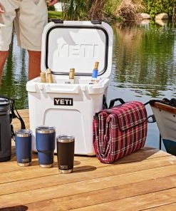 YETI Water Bottles & Mugs Rambler 30-fl oz Stainless Steel Tumbler with MagSlider Lid, Navy -Weber Online Store 44113608 scaled
